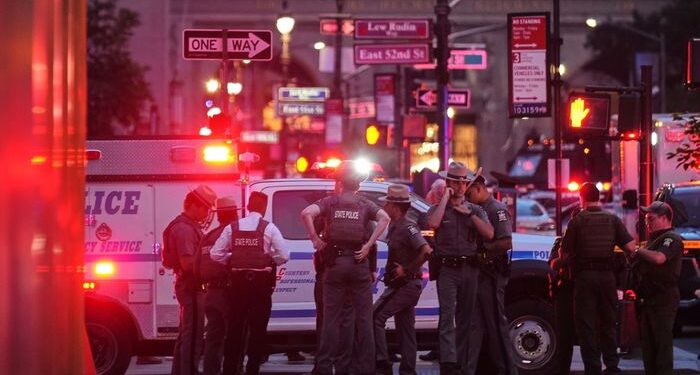 5 muertos, incluido el oficial de policía y el tirador, en el tiroteo en el edificio de la oficina de Manhattan