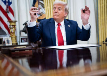 El presidente Donald Trump habla con los periodistas en la Oficina Oval de la Casa Blanca el 31 de marzo de 2025 en Washington, DC