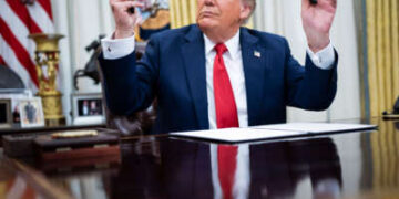 El presidente Donald Trump habla con los periodistas en la Oficina Oval de la Casa Blanca el 31 de marzo de 2025 en Washington, DC