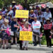 Una protesta dirigida por la Asociación de Enfermeras de California. Pidió al representante Young Kim que vote en contra del proyecto de ley de gastos del presidente Donald Trump que reduciría el gasto en atención médica y otros programas federales de redes de seguridad mientras se extiende los recortes de impuestos fuera de la oficina de campo de Kim en Anaheim, California, el 1 de julio de 2025.
