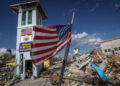 Una bandera estadounidense vuela fuera de lo que queda de un centro comercial después del paso del huracán Ian en Fort Myers Beach, Florida, el 7 de noviembre de 2022.