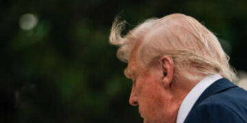 El presidente Donald Trump camina por el South Lawn a su llegada a la Casa Blanca en Washington, DC, el 13 de julio de 2025, después de asistir a la final de la Copa Mundial de Clubes FIFA 2025 en Nueva Jersey.