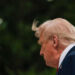 El presidente Donald Trump camina por el South Lawn a su llegada a la Casa Blanca en Washington, DC, el 13 de julio de 2025, después de asistir a la final de la Copa Mundial de Clubes FIFA 2025 en Nueva Jersey.