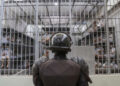 Un oficial de la prisión protege una celda en Cecot de la Penitenciaría de Máxima Seguridad (Centro para la Vivienda obligatoria del Terrorismo) el 4 de abril de 2025, en Tecoluca, San Vicente, El Salvador.