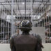 Un oficial de la prisión protege una celda en Cecot de la Penitenciaría de Máxima Seguridad (Centro para la Vivienda obligatoria del Terrorismo) el 4 de abril de 2025, en Tecoluca, San Vicente, El Salvador.
