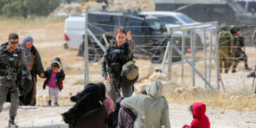 El personal del ejército israelí obliga a los palestinos a abandonar el área, mientras que acompañados por excavadoras solían destruir casas palestinas en la aldea de Khallet al-Dabaa en el área de Masafer Yatta, al sur de Hebrón en Cisjordania, desplazando a unos 120 palestinos, el 5 de mayo de 2025.