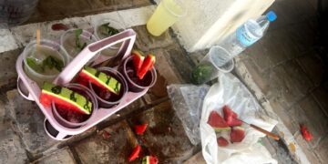 Cócteles preparados inseguamente con sandía y otros ingredientes en el suelo.