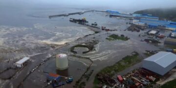 Vista aérea de Tsunami-golpeado severo-kurilsk.