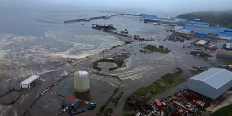 Vista aérea de Tsunami-golpeado severo-kurilsk.