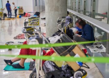 Personas sin hogar que duermen en una terminal del aeropuerto.