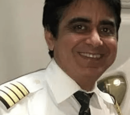 Retrato de un piloto sonriente en uniforme.