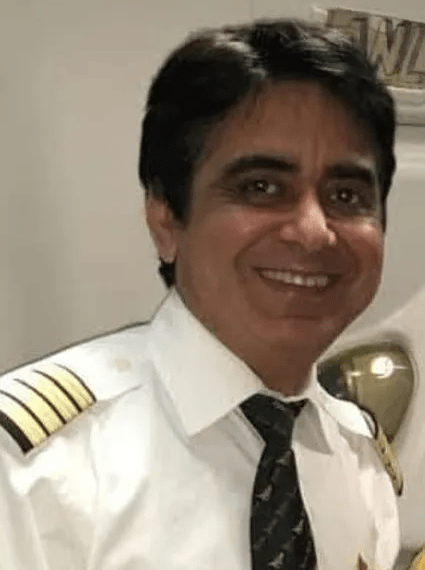 Retrato de un piloto sonriente en uniforme.