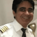 Retrato de un piloto sonriente en uniforme.