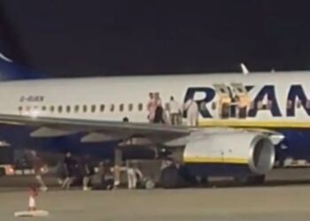 Pasajeros que evacuaron un avión de Ryanair en el asfalto.