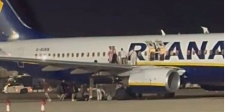 Pasajeros que evacuaron un avión de Ryanair en el asfalto.