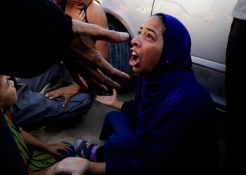 Mujer de luto en el hospital después del incidente mortal en Gaza.