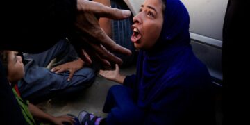 Mujer de luto en el hospital después del incidente mortal en Gaza.