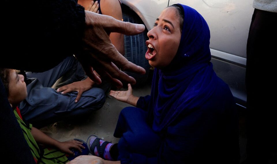 Mujer de luto en el hospital después del incidente mortal en Gaza.