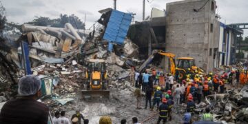 Los trabajadores de rescate buscan sobrevivientes en medio de los escombros de una fábrica química colapsada.