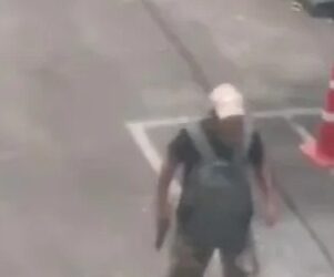 Sospeche caminar en un estacionamiento cerca o en el mercado de Tor Kor en Bangkok, Tailandia.