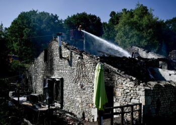 Los bomberos trabajan en el sitio de una casa de campo de vacaciones francés para adultos discapacitados, donde estalló un incendio dejando a una persona muerta y cuatro personas que todavía estaban desaparecidas en Montmoreau, suroeste de Francia, el 28 de julio de 2025. Según una fuente de Gendarmerie, 12 personas discapacitadas estaban dentro, ade de la pareja que dirigía la Gite. Se cree que el incendio fue causado por una falla en la instalación eléctrica, según la misma fuente. (Foto de Philippe Lopez / AFP) (Foto de Philippe Lopez / AFP a través de Getty Images)