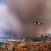 Humo de un incendio forestal masivo que oscurece una ciudad.