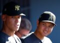 El juez de Aaron #99 de los Yankees de Nueva York y Shohei Ohtani #17 de Los Angeles Angels mira desde el refugio antes del 92º Juego de Estrellas MLB presentado por MasterCard en el Dodger Stadium en Los Ángeles el 19 de julio de 2022. (Ronald Martinez/Getty Images)