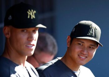 El juez de Aaron #99 de los Yankees de Nueva York y Shohei Ohtani #17 de Los Angeles Angels mira desde el refugio antes del 92º Juego de Estrellas MLB presentado por MasterCard en el Dodger Stadium en Los Ángeles el 19 de julio de 2022. (Ronald Martinez/Getty Images)