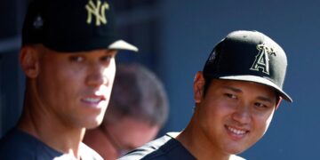 El juez de Aaron #99 de los Yankees de Nueva York y Shohei Ohtani #17 de Los Angeles Angels mira desde el refugio antes del 92º Juego de Estrellas MLB presentado por MasterCard en el Dodger Stadium en Los Ángeles el 19 de julio de 2022. (Ronald Martinez/Getty Images)
