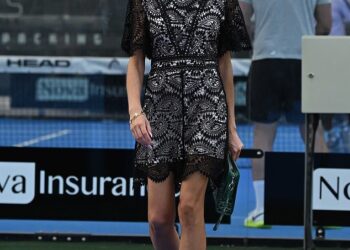 Amy Childs hace alarde de pérdida de peso en el vestido de encaje después del retraso de la boda