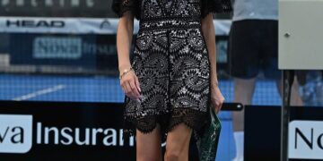 Amy Childs hace alarde de pérdida de peso en el vestido de encaje después del retraso de la boda