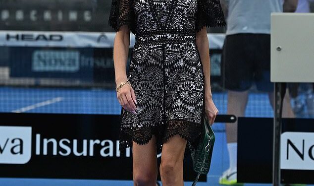 Amy Childs hace alarde de pérdida de peso en el vestido de encaje después del retraso de la boda