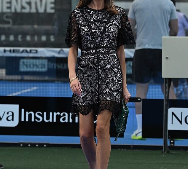 Amy Childs hace alarde de pérdida de peso en el vestido de encaje después del retraso de la boda