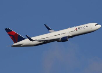 Delta 767 avión en vuelo.