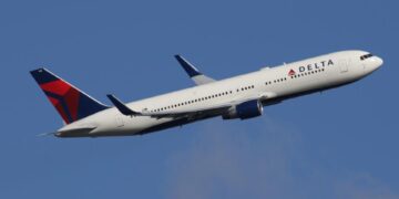 Delta 767 avión en vuelo.