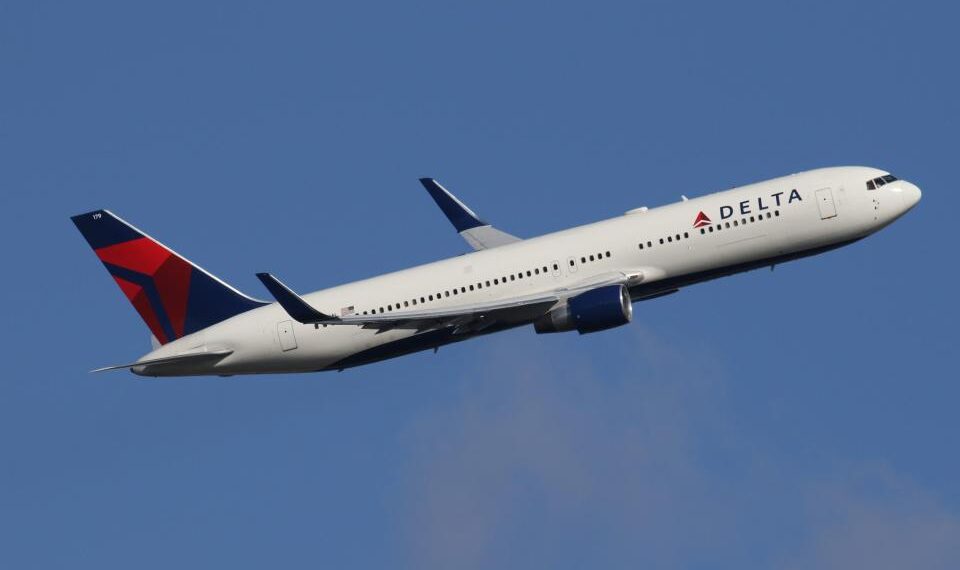 Delta 767 avión en vuelo.