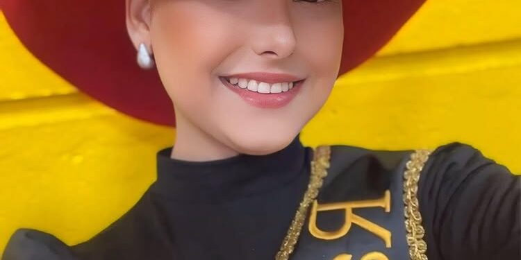 Retrato de Camila Trevisol, una reina de rodeo, con un sombrero de vaquero rojo y una hoja.