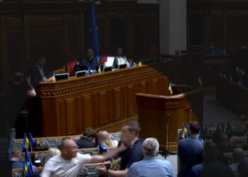 Brawl en el parlamento ucraniano durante la votación del proyecto de ley anticorrupción.