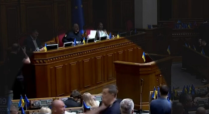 Brawl en el parlamento ucraniano durante la votación del proyecto de ley anticorrupción.