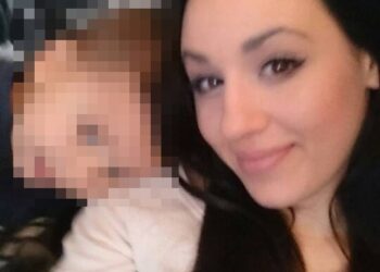 Foto de una mujer con un niño cuya cara está pixelada.