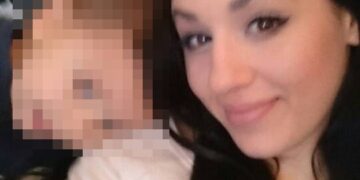 Foto de una mujer con un niño cuya cara está pixelada.