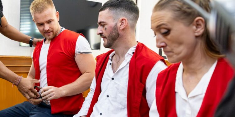 Tres ciudadanos británicos en juicio en Bali por presunto contrabando de drogas.