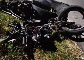 Restos de una moto después de un accidente.