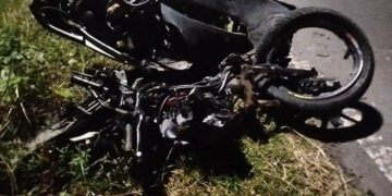 Restos de una moto después de un accidente.