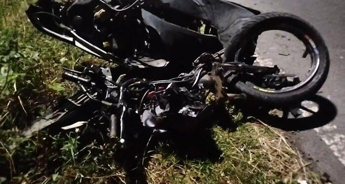 Restos de una moto después de un accidente.