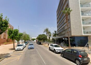 Escena callejera en Ibiza, España, donde se encontró el cuerpo de un hombre británico.