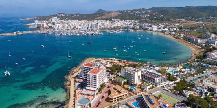 Vista aérea de la Bahía de San Antonio, Ibiza, España.