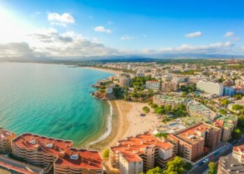 Vista aérea de Salou, España, que muestra la playa y el paisaje urbano.
