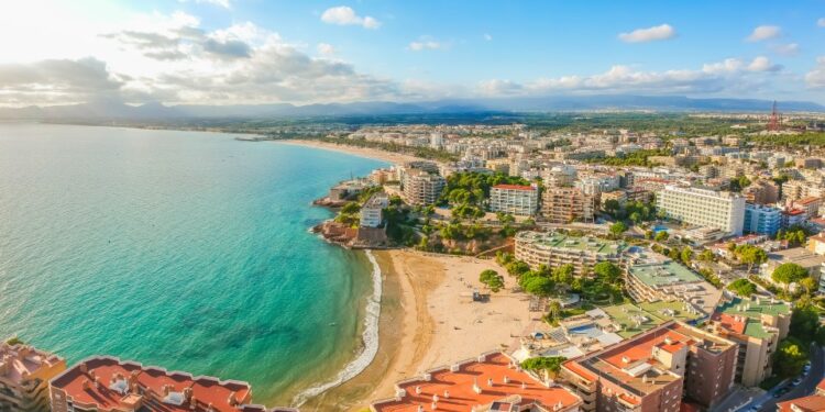 Vista aérea de Salou, España, que muestra la playa y el paisaje urbano.