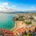 Vista aérea de Salou, España, que muestra la playa y el paisaje urbano.